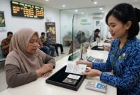 Ilustrasi Aktivitas transaksi emas batangan di kantor Pegadaian, Senin (19/10/2026). Harga terpantau stabil hari ini.(poto: AI).