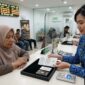 Ilustrasi Aktivitas transaksi emas batangan di kantor Pegadaian, Senin (19/10/2026). Harga terpantau stabil hari ini.(poto: AI).