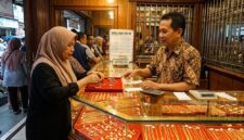 Ilustrasi Warga memilih perhiasan emas di etalase toko kawasan Jambi, memantau pergerakan harga terbaru untuk investasi.(poto: AI).
