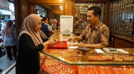 Ilustrasi Warga memilih perhiasan emas di etalase toko kawasan Jambi, memantau pergerakan harga terbaru untuk investasi.(poto: AI).