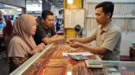 Ilustrasi Pedagang melayani warga yang memilih perhiasan emas di salah satu toko emas kawasan pasar Kota Jambi.(poto: AI).