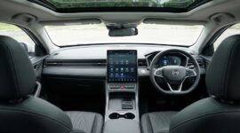 Tampilan modern kabin Lepas E4 EV yang dilengkapi layar sentuh vertikal 13,2 inci dan sunroof untuk kenyamanan harian.(poto: AI).
