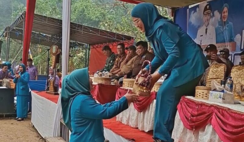 Ketua TP PKK Merangin, Ny. Lavita Syukur, menggelar acara puncak peringatan HKG ke-54 Merangin dengan aksi nyata di Desa Tiangko, Kecamatan Sungai Manau.(poto: kominfo).