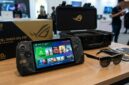 ASUS pamerkan ROG XBOX Ally X20 edisi 20 tahun lengkap dengan AR Glasses dan hard case eksklusif di ajang peluncuran.(ilustrasi poto: AI).