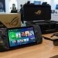 ASUS pamerkan ROG XBOX Ally X20 edisi 20 tahun lengkap dengan AR Glasses dan hard case eksklusif di ajang peluncuran.(ilustrasi poto: AI).