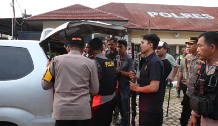 Polisi meringkus 8 terduga penyerang Polres Merangin terkait tambang emas liar. Pelaku kini jalani pemeriksaan intensif di Polda Jambi.