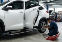 Mekanik memasang footstep elektrik pada bodi mobil Toyota Innova Zenix untuk memudahkan akses keluar-masuk penumpang.(poto: AI).