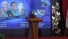 Bunda Literasi Provinsi Jambi, Hj. Hesnidar Haris (Hesti Haris), memberikan sambutanya di Auditorium Paduko Berhalo, Rumah Dinas Gubernur Jambi, Sabtu (24/10/2026).(poto: jamberita.com).