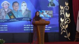 Bunda Literasi Provinsi Jambi, Hj. Hesnidar Haris (Hesti Haris), memberikan sambutanya di Auditorium Paduko Berhalo, Rumah Dinas Gubernur Jambi, Sabtu (24/10/2026).(poto: jamberita.com).