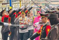 Polda Jambi menyelenggarakan tradisi sakral penyambutan Kapolda Jambi baru Irjen Pol. Drs. Widodo, S.H., M.H., di halaman Mapolda Jambi, Rabu (14/10/2026).(poto: jamberita.com).