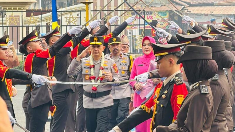 Polda Jambi menyelenggarakan tradisi sakral penyambutan Kapolda Jambi baru Irjen Pol. Drs. Widodo, S.H., M.H., di halaman Mapolda Jambi, Rabu (14/10/2026).(poto: jamberita.com).