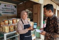 Ilustrasi: Pendamping P3H memandu pelaku usaha mikro di Rimbo Bujang Tebo mendaftar sertifikasi halal gratis via SIHALAL.(poto: AI).