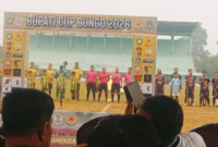 Bupati Bungo resmi membuka Turnamen Sepak Bola Bupati Cup Kabupaten Bungo 2026 di Stadion Serunai, Senin (19/10/2026).