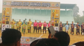 Bupati Bungo resmi membuka Turnamen Sepak Bola Bupati Cup Kabupaten Bungo 2026 di Stadion Serunai, Senin (19/10/2026).
