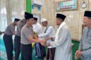 Aparat Kepolisian Resor Muaro Jambi menyambangi warga Desa Mendalo Darat lewat program Jumat Keliling di Masjid Addin, Kecamatan Jambi Luar Kota, Jumat (23/10/2026).(poto: jambiprima.com).