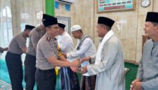 Aparat Kepolisian Resor Muaro Jambi menyambangi warga Desa Mendalo Darat lewat program Jumat Keliling di Masjid Addin, Kecamatan Jambi Luar Kota, Jumat (23/10/2026).(poto: jambiprima.com).