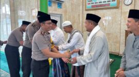 Aparat Kepolisian Resor Muaro Jambi menyambangi warga Desa Mendalo Darat lewat program Jumat Keliling di Masjid Addin, Kecamatan Jambi Luar Kota, Jumat (23/10/2026).(poto: jambiprima.com).