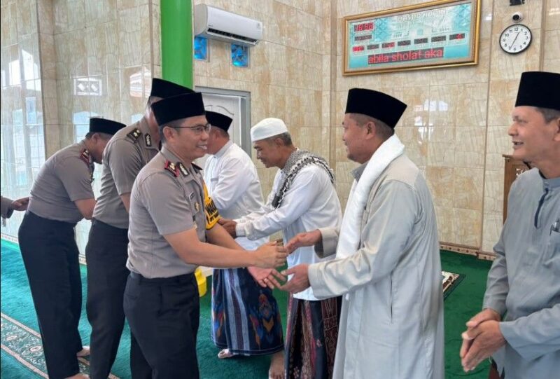 Aparat Kepolisian Resor Muaro Jambi menyambangi warga Desa Mendalo Darat lewat program Jumat Keliling di Masjid Addin, Kecamatan Jambi Luar Kota, Jumat (23/10/2026).(poto: jambiprima.com).