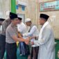 Aparat Kepolisian Resor Muaro Jambi menyambangi warga Desa Mendalo Darat lewat program Jumat Keliling di Masjid Addin, Kecamatan Jambi Luar Kota, Jumat (23/10/2026).(poto: jambiprima.com).