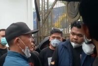 Puluhan massa Gerakan Mahasiswa Saykoja kembali mendatangi Gedung Dewan Perwakilan Rakyat Daerah Provinsi Jambi pada Jumat pagi.(poto: jamberita.com).