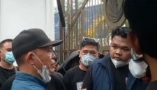 Puluhan massa Gerakan Mahasiswa Saykoja kembali mendatangi Gedung Dewan Perwakilan Rakyat Daerah Provinsi Jambi pada Jumat pagi.(poto: jamberita.com).