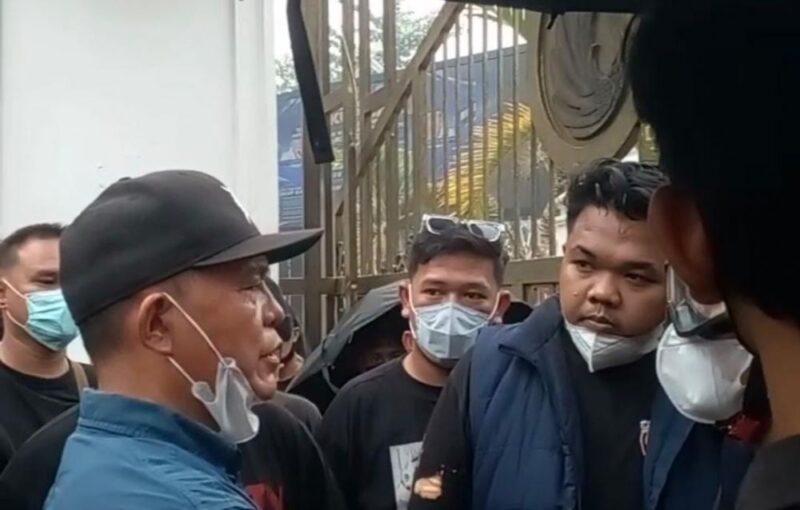 Puluhan massa Gerakan Mahasiswa Saykoja kembali mendatangi Gedung Dewan Perwakilan Rakyat Daerah Provinsi Jambi pada Jumat pagi.(poto: jamberita.com).