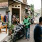 Ilustrasi Ragam aktivitas warga mencari uang tambahan lewat jualan barang bekas, ojek online, dan kerja sampingan di rumah.(poto: AI).
