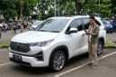 Ilustrasi Pengemudi mencoba fitur T Intouch with Toyota Remote pada Kijang Innova Zenix terbaru di area parkir.(poto: AI).
