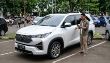 Ilustrasi Pengemudi mencoba fitur T Intouch with Toyota Remote pada Kijang Innova Zenix terbaru di area parkir.(poto: AI).