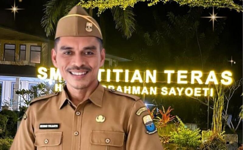 Kepala SMAN Titian Teras Abdurrahman Sayoeti, Hendri Yulianto.(poto: jamberita.com).