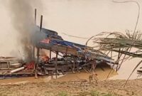 Warga Puntikalo membakar hangus kerangka rakit kayu.(poto: jambiprima.com).
