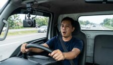 Ilustrasi: Kamera pintar AI memantau sopir truk yang mengantuk secara langsung guna mencegah risiko kecelakaan lalu lintas.(AI).