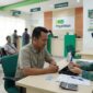 Petugas menaksir arloji nasabah di Pegadaian untuk pinjaman resmi tanpa BI Checking dengan jaminan barang bernilai.(poto: AI).