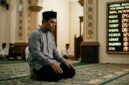 Ilustrasi Sore hari tenang di sebuah masjid Kota Sungai Penuh, warga khusyuk sholat dekat jadwal digital 24 Oktober 2026.(poto: AI).