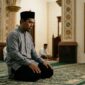 Ilustrasi Sore hari tenang di sebuah masjid Kota Sungai Penuh, warga khusyuk sholat dekat jadwal digital 24 Oktober 2026.(poto: AI).