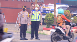 Kapolda Jambi Irjen Pol. Drs. Widodo bersama jajarannya memilih berdiri di tengah jalan untuk mengatur arus lalu lintas demi membantu mobilitas warga di jam sibuk.(poto: istimewa).
