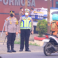 Kapolda Jambi Irjen Pol. Drs. Widodo bersama jajarannya memilih berdiri di tengah jalan untuk mengatur arus lalu lintas demi membantu mobilitas warga di jam sibuk.(poto: istimewa).