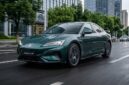 Ilustrasi Mobil listrik Danza Z9 GT melaju kencang di jalan perkotaan, menampilkan desain bodi sporty dan modern berwarna hijau.(poto: AI).