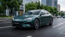 Ilustrasi Mobil listrik Danza Z9 GT melaju kencang di jalan perkotaan, menampilkan desain bodi sporty dan modern berwarna hijau.(poto: AI).