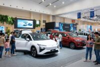 Pengunjung mengamati deretan mobil baru dan kendaraan listrik di pameran otomotif Indonesia 2026.