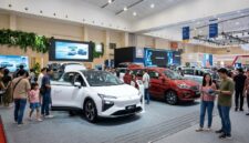 Pengunjung mengamati deretan mobil baru dan kendaraan listrik di pameran otomotif Indonesia 2026.