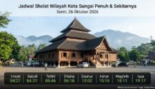 Jadwal sholat Kota Sungai Penuh Senin, 26 Oktober 2026 berlatar Masjid Agung Pondok Tinggi dan panorama bukit yang asri.(poto: AI).
