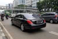 Mobil dinas korps diplomatik dengan plat nomor khusus CD 12 01 melintas di tengah arus lalu lintas perkotaan Indonesia. (ilustrasi poto: AI).
