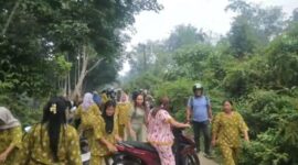 Puluhan wanita menghadang langkah aparat kepolisian saat menggelar operasi penertiban aktivitas PETI Tebo di Desa Teluk Pandak, Kecamatan Tebo Tengah, Kabupaten Tebo, Jambi, Sabtu (16/10/2026).(poto: jambiprima.com).