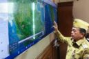 Gubernur Jambi Al Haris memantau titik api dan pergerakan arah angin melalui aplikasi SiPongi di Posko Udara Satgas Karhutla Provinsi Jambi, Jumat (9/10/2026).(poto: jambiprima.com).