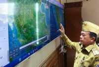 Gubernur Jambi Al Haris memantau titik api dan pergerakan arah angin melalui aplikasi SiPongi di Posko Udara Satgas Karhutla Provinsi Jambi, Jumat (9/10/2026).(poto: jambiprima.com).
