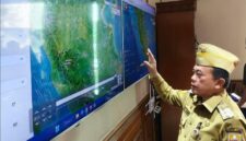 Gubernur Jambi Al Haris memantau titik api dan pergerakan arah angin melalui aplikasi SiPongi di Posko Udara Satgas Karhutla Provinsi Jambi, Jumat (9/10/2026).(poto: jambiprima.com).