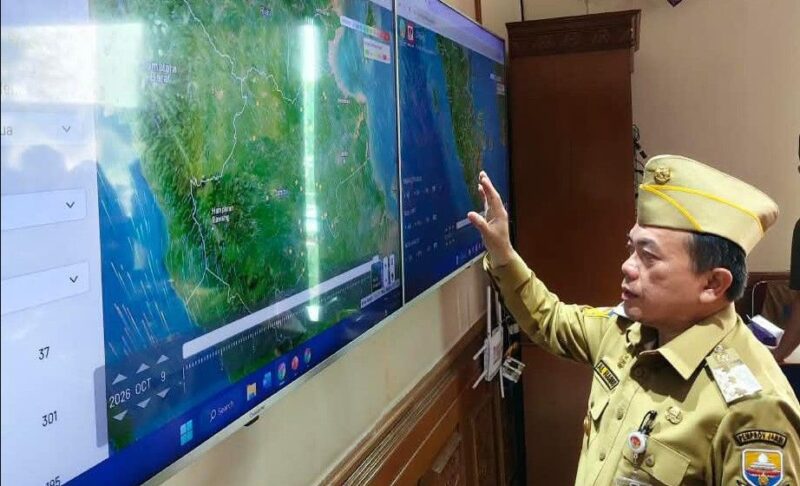 Gubernur Jambi Al Haris memantau titik api dan pergerakan arah angin melalui aplikasi SiPongi di Posko Udara Satgas Karhutla Provinsi Jambi, Jumat (9/10/2026).(poto: jambiprima.com).