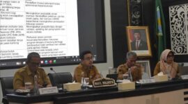 Wakil Wali Kota Jambi Diza Hazra Aljosha memimpin Rapat Koordinasi Tim Koordinasi Penanggulangan Kemiskinan (TKPK) Kota Jambi di Aula Bapperida Kota Jambi, Selasa (20/10/2026).(poto: jambiprima.com).