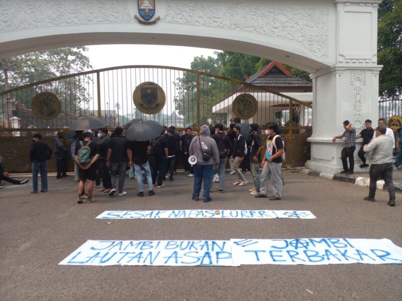 Pimpinan dewan menyambut terbuka desakan massa terkait evaluasi penanganan karhutla di Jambi saat menemui mahasiswa di kawasan perkantoran dewan, Senin (5/10/2026).(poto: jamberita.com).